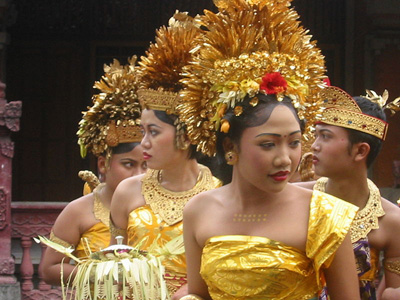 Danzatrici a Bali